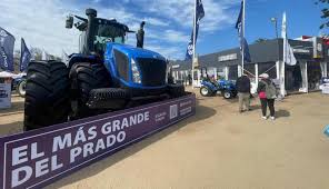 New Holland y Corporación de Maquinaria presentan el tractor T9 en la Expo Prado