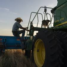 Estados Unidos evalúa rescate a agricultores mientras China amenaza con represalias